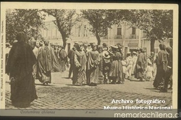 Grupo de gente entrando a misa, 1911
