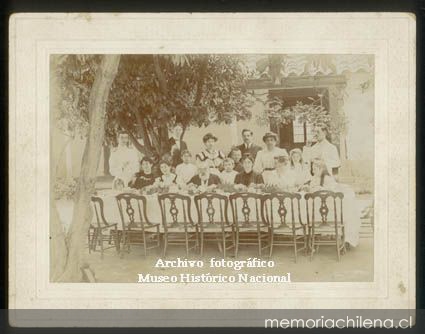 Almuerzo familiar, ca. 1900