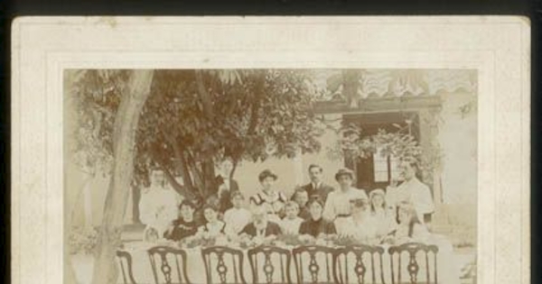 Almuerzo familiar, ca. 1900