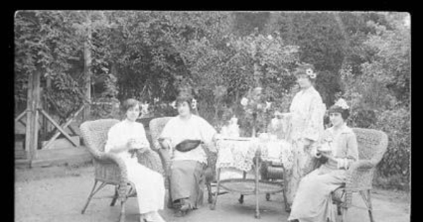 Mujeres tomando el té en el jardín
