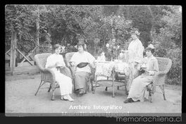 Mujeres tomando el té en el jardín