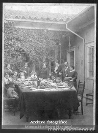Almuerzo con familiares y amigos, ca. 1900