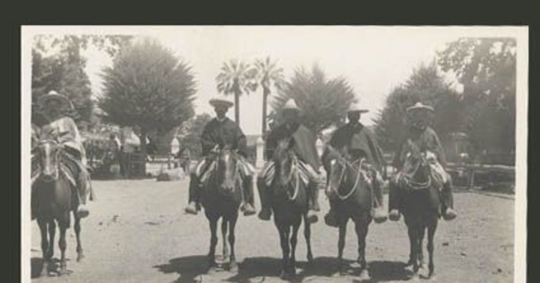 Grupo de peones en la Hacienda el Huique, ca. 1930
