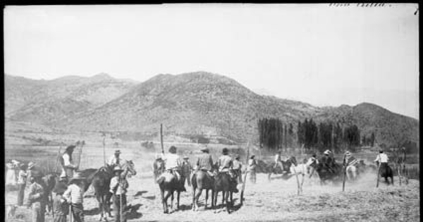 Campesinos participando en una trilla con yeguas, ca. 1900