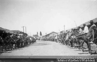 Campesinos esperan a los patrones al costado del camino de entrada a la Hacienda el Huique, ca. 1930