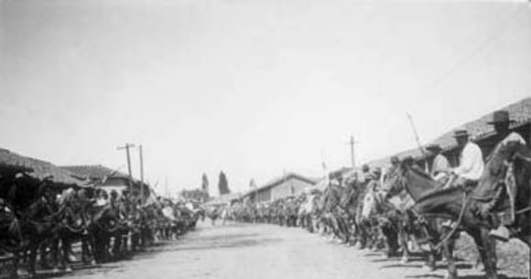 Campesinos esperan a los patrones al costado del camino de entrada a la Hacienda el Huique, ca. 1930