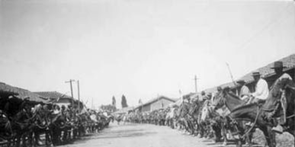 Campesinos esperan a los patrones al costado del camino de entrada a la Hacienda el Huique, ca. 1930