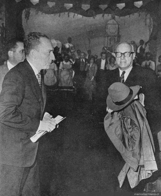 Jorge Alessandri abandonando la sala Camilo Henríquez tras el estreno de La Pérgola de las Flores, 1960