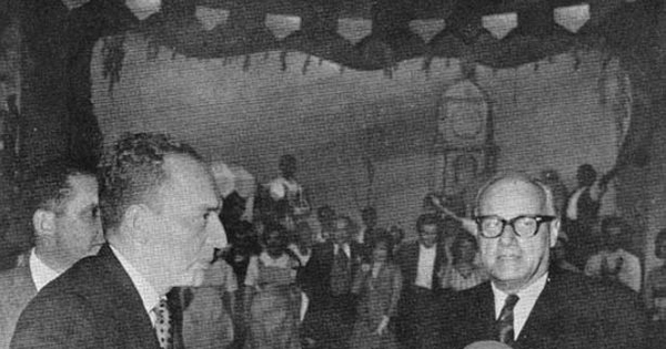 Jorge Alessandri abandonando la sala Camilo Henríquez tras el estreno de La Pérgola de las Flores, 1960