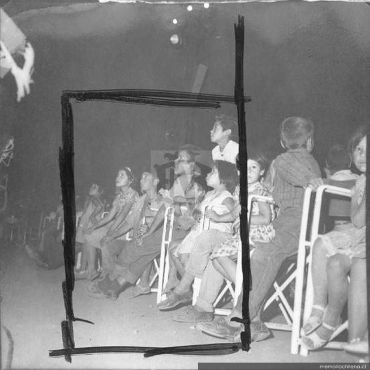 Niños en la carpa-teatro Luis Alberto Heiremans, 1965