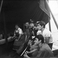 Descanso de los actores que actúan en la obra La pérgola de las flores, 1965