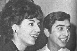 Carlos Contreras acompañado de Silvia Olivares, secretaria del sello Demon, 1966