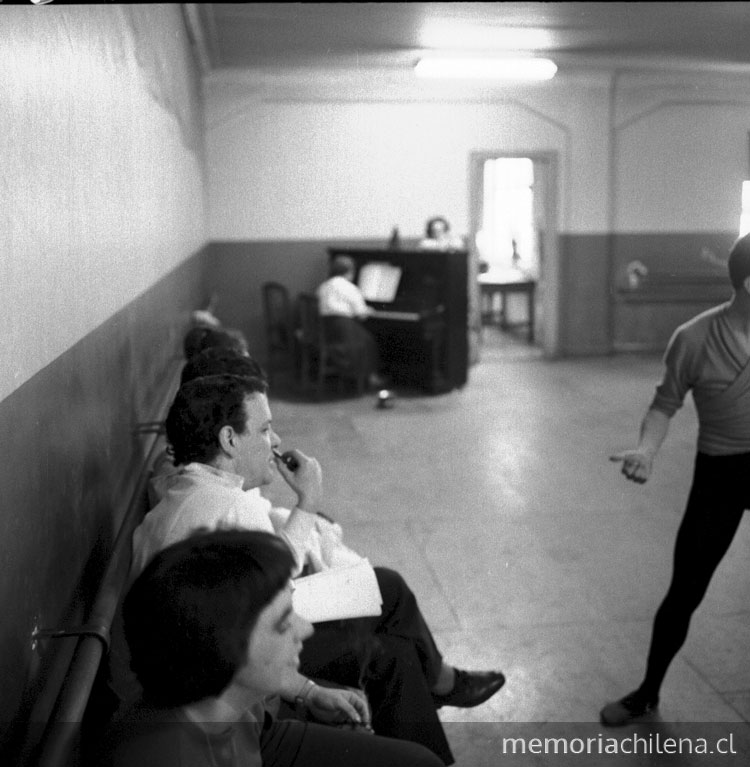 Octavio Cintolesi observando un ensayo, diciembre de 1960