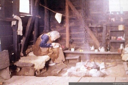 Dueña de casa en su cocina en Quenac, Chiloé, ca. 1970