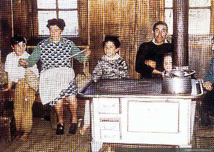 Niño "echando" una adivinanza, Chiloé, ca. 1970