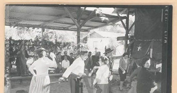 Parejas bailando cueca en una fonda