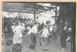 Parejas bailando cueca en una fonda