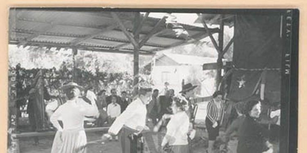 Parejas bailando cueca en una fonda