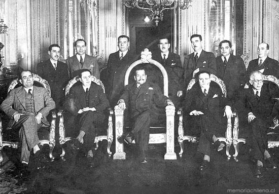 Pedro Aguirre Cerda junto a su gabinete, hacia 1940