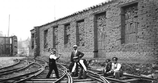 Trabajadores encargados de los rieles del servicio de tranvías, década de 1920