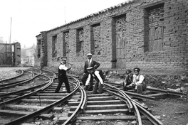 Trabajadores encargados de los rieles del servicio de tranvías, década de 1920