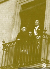 Eduardo Frei con Victoria, su madre, en un balcón de la Moneda, 1970