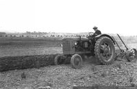 Tractor de fundo en Colipulli, siglo 20