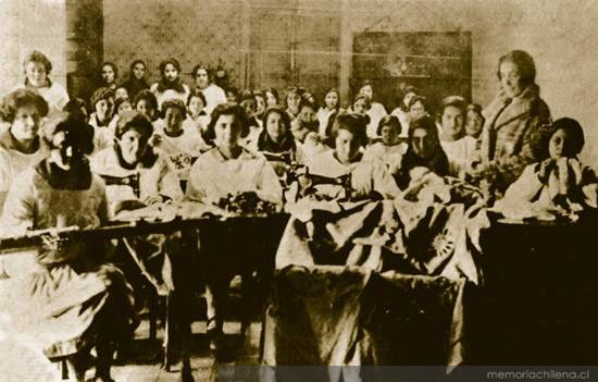 Escuela Profesional de San Fernando : clase de lencería, hacia 1920