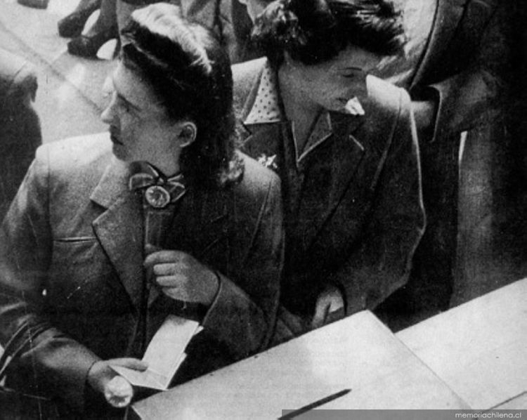 Mujeres votando en las elecciones municipales de 1945