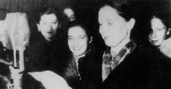 Elena Caffarena haciendo campaña radial del Memch, 1938