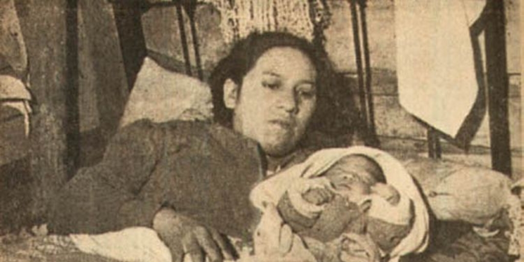 Una madre que dio a luz en la calle asistida por su vecina, 1947