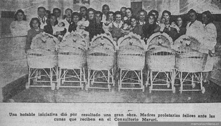 Madres, sus hijos y personal médico en Oficina del Niño del Consultorio n° 2 de calle Maruri, Santiago, 1943