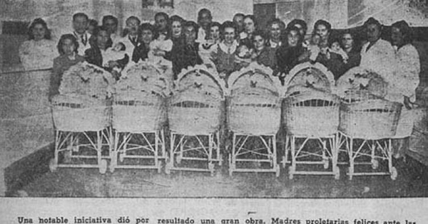 Madres, sus hijos y personal médico en Oficina del Niño del Consultorio n° 2 de calle Maruri, Santiago, 1943