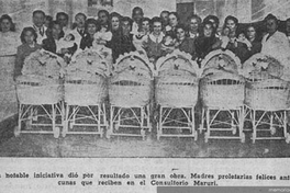 Madres, sus hijos y personal médico en Oficina del Niño del Consultorio n° 2 de calle Maruri, Santiago, 1943