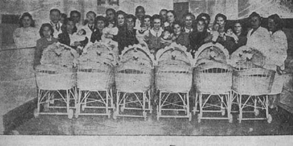 Madres, sus hijos y personal médico en Oficina del Niño del Consultorio n° 2 de calle Maruri, Santiago, 1943