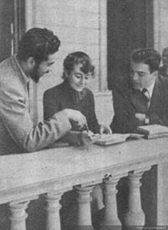 Alumna estudiando Derecho Penal con dos compañeros, 1949