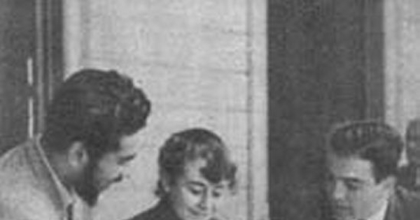 Alumna estudiando Derecho Penal con dos compañeros, 1949