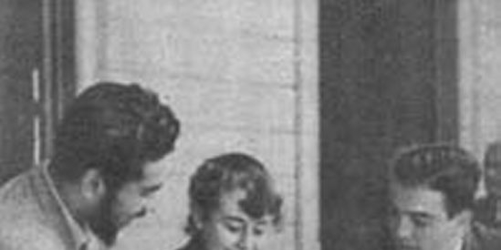 Alumna estudiando Derecho Penal con dos compañeros, 1949