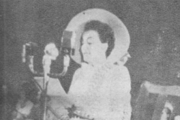 Ana Figueroa, presidenta de FECHIF, en ceremonia de promulgación del derecho a sufragio femenino, enero 1949