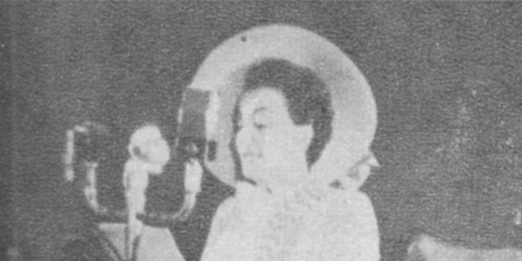 Ana Figueroa, presidenta de FECHIF, en ceremonia de promulgación del derecho a sufragio femenino, enero 1949