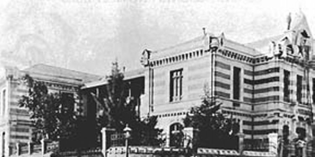 Antiguo edificio del Instituto Pedagógico en Cumming con Alameda, Santiago