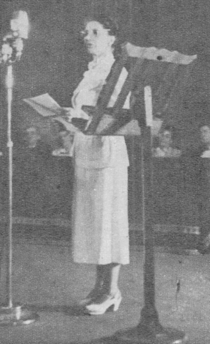 Amanda Labarca, pedagoga, en ceremonia de promulgación del derecho a sufragio femenino, enero 1949