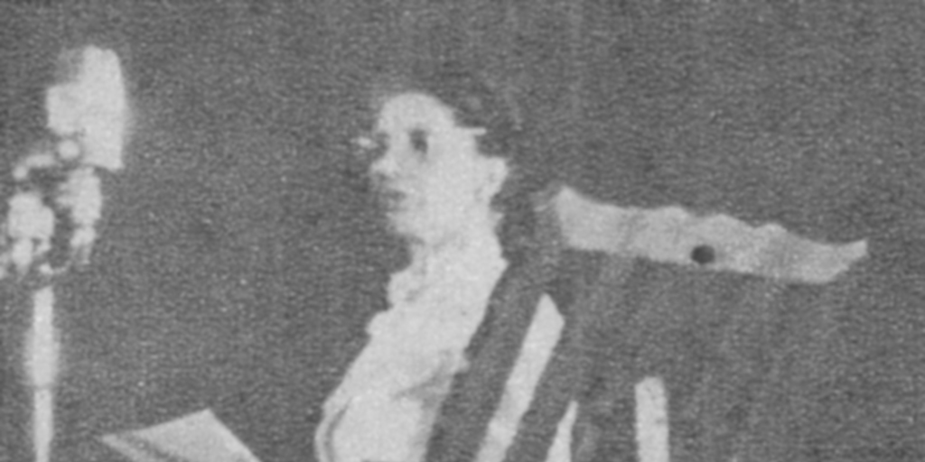 Amanda Labarca, pedagoga, en ceremonia de promulgación del derecho a sufragio femenino, enero 1949