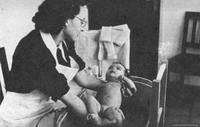 Enfermera Sanitaria enseña cómo bañar a un niño, 1948