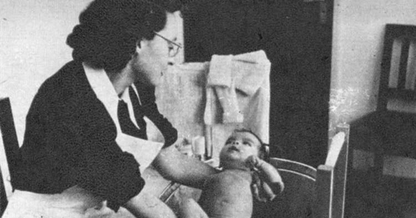 Enfermera Sanitaria enseña cómo bañar a un niño, 1948