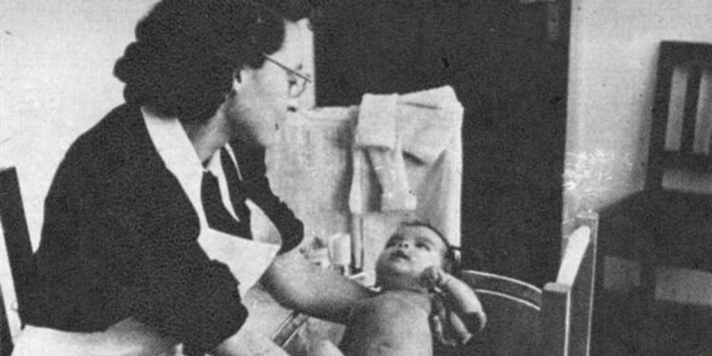 Enfermera Sanitaria enseña cómo bañar a un niño, 1948