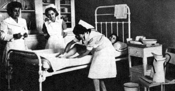 Alumnas de Enfermería de la Universidad de Chile : práctica en el hospital, 1948