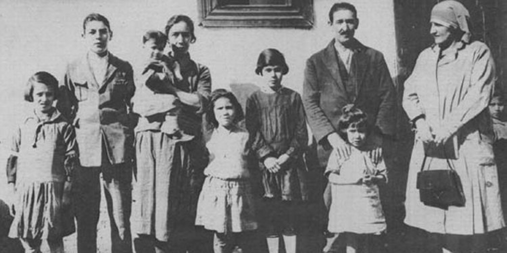 Familia constituida legalmente, siendo inspeccionada por la Visitadora social, 1928