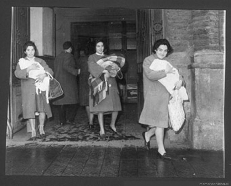 Madres saliendo de la Maternidad del Hospital San José, agosto 1964