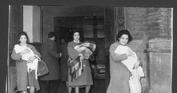 Madres saliendo de la Maternidad del Hospital San José, agosto 1964